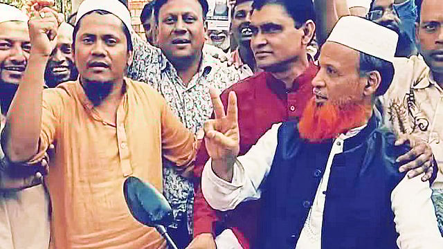 প্রচারণায় স্বতন্ত্র প্রার্থী শামসুল আলম প্রধান।