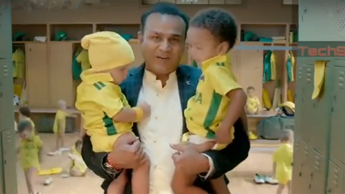 দুই ‘অস্ট্রেলিয়ান শিশু’কে কোলে নিয়ে শেবাগ। সংগৃহীত ছবি