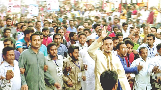 গণসংযোগে নৌকার প্রার্থী আবদুল জলিল।