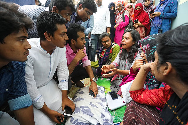 রোকেয়া হলের অনশনরত শিক্ষার্থীদের সঙ্গে সংহতি জানাতে আসেন ঢাবি শাখা ছাত্রদলের নেতারা।