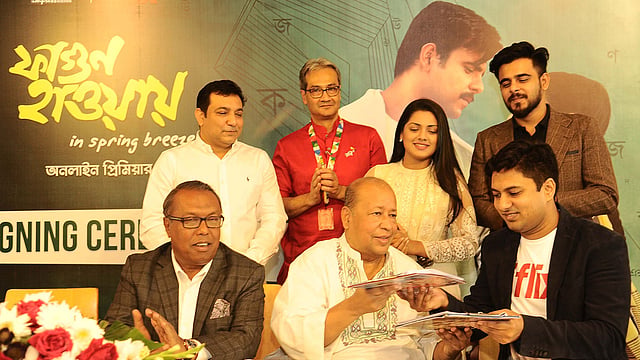 ‘ফাগুন হাওয়ায়’ ছবির চুক্তি স্বাক্ষর অনুষ্ঠানে সংশ্লিষ্টরা। ছবি: সংগৃহীত