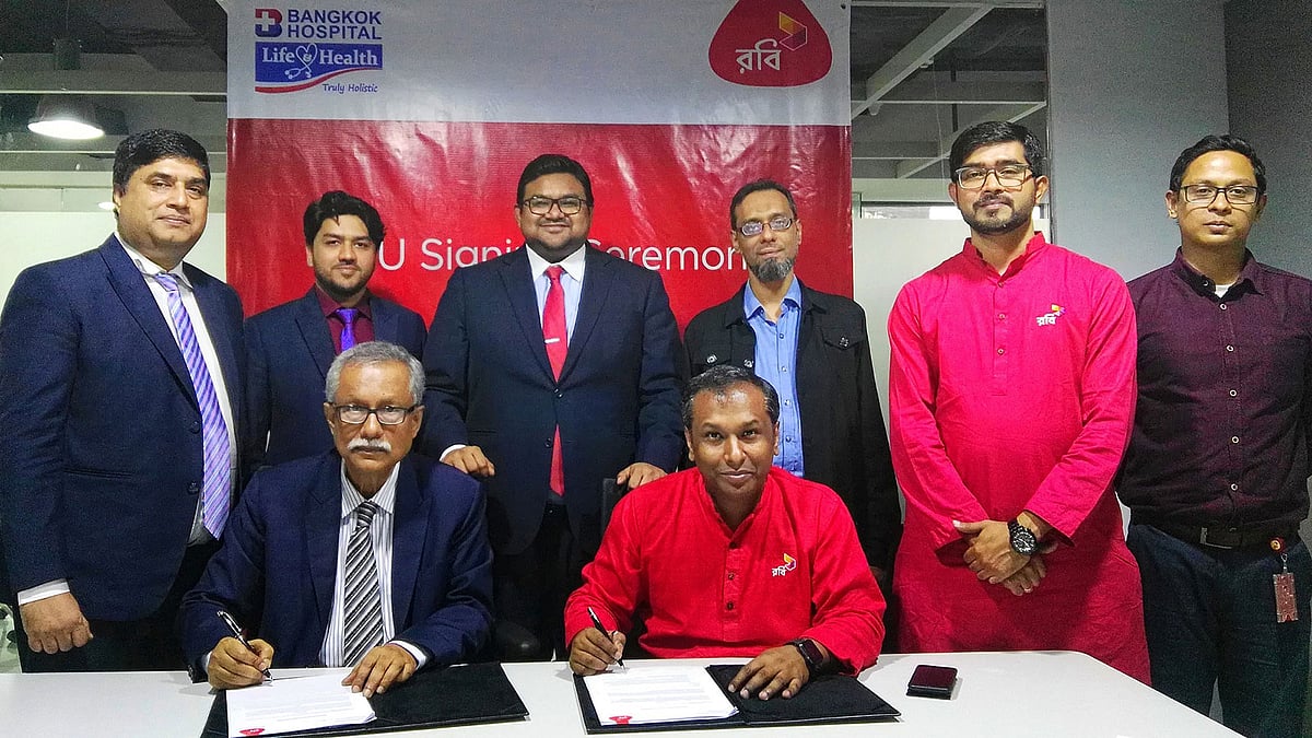 সমঝোতা স্মারক সই করছেন মোবাইল অপারেটর রবি ও থাইল্যান্ডের অন্যতম প্রধান হাসপাতাল ব্যাংকক হাসপাতালের কর্মকর্তারা। ছবি: সংগৃহীত