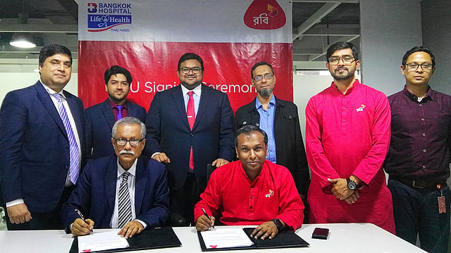 সমঝোতা স্মারক সই করছেন মোবাইল অপারেটর রবি ও থাইল্যান্ডের অন্যতম প্রধান হাসপাতাল ব্যাংকক হাসপাতালের কর্মকর্তারা। ছবি: সংগৃহীত