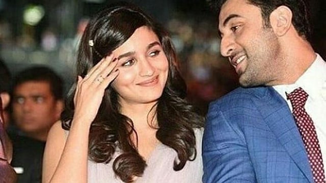 খুব বেশি দিন হয়নি রণবীর কাপুর-আলিয়া ভাটের সম্পর্কের। ঢাকঢোল পিটিয়েও কখনো একে অপরকে বলেননি ‘ভালোবাসি’। তবে সব সময়ই দুজন দুজনের পাশে ছিলেন। ছবি: সংগৃহীত