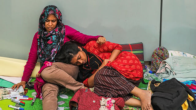 চার দফা দাবি নিয়ে রোকেয়া হলের ছাত্রীদের মূল গেটের সামনে অনশন কর্মসূচি।