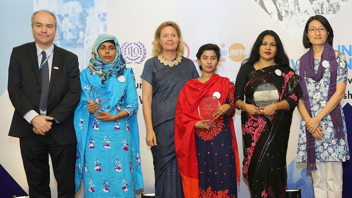 সম্মাননা পাওয়া তিন নারীর সঙ্গে আইএলও, ইউএনএফপিএ ও ইউএন উইমেনের এ দেশীয় প্রধানেরা। ছবি: প্রথম আলো