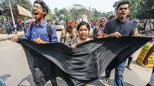 বিভিন্ন দাবিতে কালো ব্যানার নিয়ে ক্যাম্পাসে মিছিল করেন সাধারণ শিক্ষার্থীরা।
