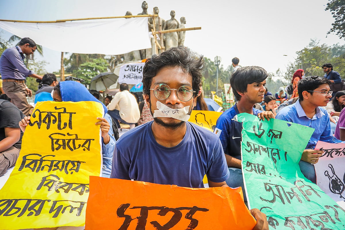 পুনরায় ডাকসু নির্বাচনসহ বিভিন্ন দাবিতে আমরণ অনশন করছেন ঢাকা বিশ্ববিদ্যালয়ের ছয় শিক্ষার্থীরা। তাঁদের সঙ্গে সংহতি জানিয়ে অবস্থান করেছেন কয়েকজন সাধারণ শিক্ষার্থীও।