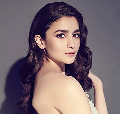 দক্ষিণ ভারতের অন্যতম সফল পরিচালক ‘বাহুবলী’ খ্যাত নির্মাতা এস এস রাজামৌলির সিনেমায় অভিনয় করতে যাচ্ছেন আলিয়া। ছবিতে দক্ষিণের অন্যতম সফল দুই অভিনেতা রাম চরণ এ এনটিআর জুনিয়র আছেন। ছবি: টুইটার