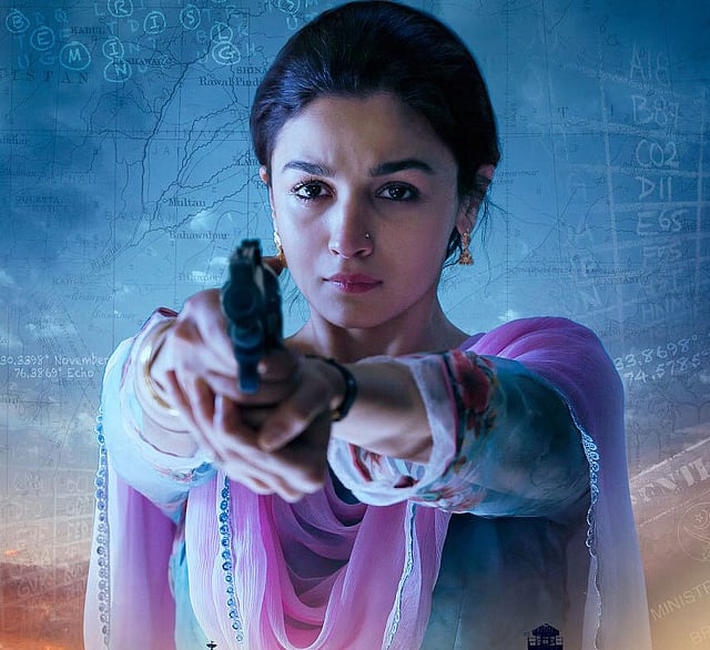 ‘টু স্টেটস’, ‘হাইওয়ে’, ‘উড়তা পাঞ্জাব’, ‘রাজি’, ‘ডিয়ার জিন্দেগি’, ‘গাল্লি বয়’র মতো ছবিতে আলিয়া প্রমাণ করেছেন, তাঁকে যে চরিত্র দেওয়া হোক, তাই ফুটিয়ে তুলবেনই। ছবি: টুইটার