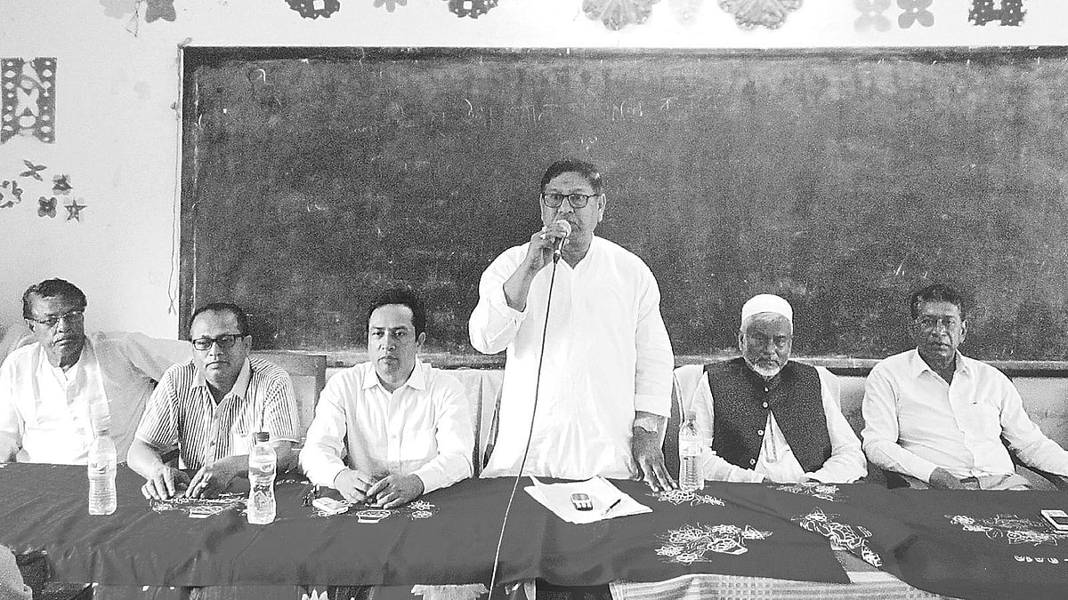 কর্মিসভায় বক্তব্য দিচ্ছেন সাংসদ রণজিৎ কুমার। গতকাল বাঘারপাড়া পাইলট উচ্চবালিকা বিদ্যালয়ে মাঠে।  প্রথম আলো