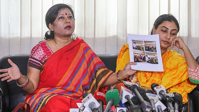 ঢাকা বিশ্ববিদ্যালয়ের টিচার্স ক্লাবে রোকেয়া হলের প্রাধ্যক্ষ জিনাত হুদার সংবাদ সম্মেলন।