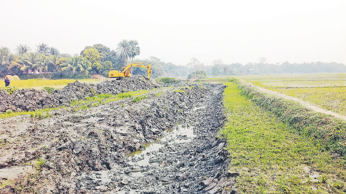 প্রকাশ্যে কৃষিজমি ও খালের মাটি লুট