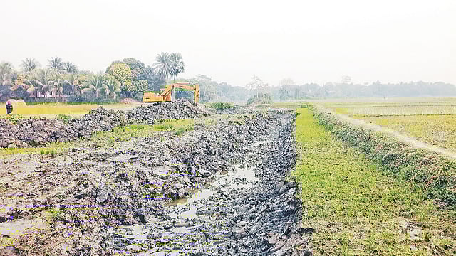 প্রকাশ্যে কৃষিজমি ও খালের মাটি লুট