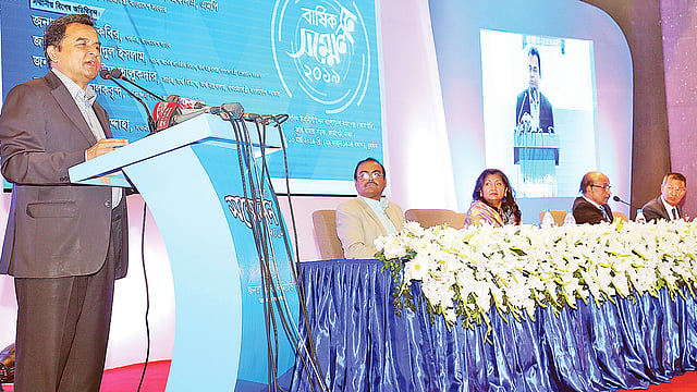 জনতা ব্যাংকের বার্ষিক সম্মেলনে প্রধান অতিথি হিসেবে বক্তব্য দেন অর্থমন্ত্রী আ হ ম মুস্তফা কামাল। আরও উপস্থিত ছিলেন বাংলাদেশ ব্যাংকের গভর্নর ফজলে কবির, অর্থ মন্ত্রণালয়ের আর্থিক প্রতিষ্ঠান বিভাগের সচিব মো. আসাদুল ইসলাম, ব্যাংকটির চেয়ারম্যান লুনা সামসুদ্দোহা। গতকাল রাজধানীর কৃষিবিদ ইনস্টিটিউশনে।  ছবি: জনতা ব্যাংকের সৌজন্যে