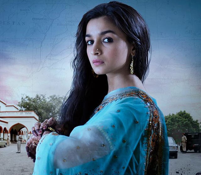 নিজেকে শর্ট টেম্পার্ড বললেও আলিয়া কিন্তু সব সময় ভদ্র গোছের। নিজের মধ্যে নেই কোনো নায়িকাসুলভ আচরণ। ঠিক যেন পাশের বাড়ির মেয়েটির মতো। ছবি: টুইটার