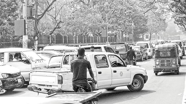 সচিবালয়ের সামনের আবদুল গণি সড়কে যত্রতত্র অবৈধভাবে গাড়ি পার্ক করে রাখা হয়। এ কারণে মূল সড়কের গাড়ি চলাচলের জায়গা সরু হয়ে যায়। গতকালের দৃশ্য।  প্রথম আলো