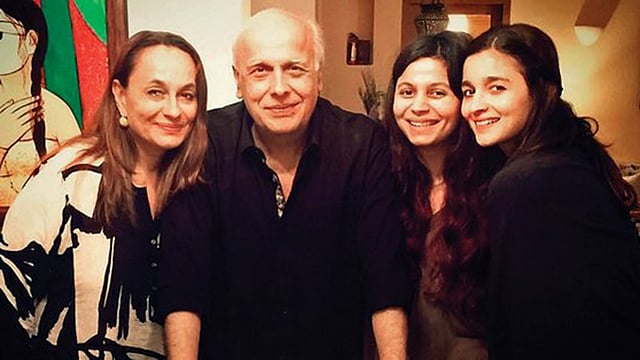 পরিবারের সঙ্গে আলিয়া ভাট। ছবি: টুইটার