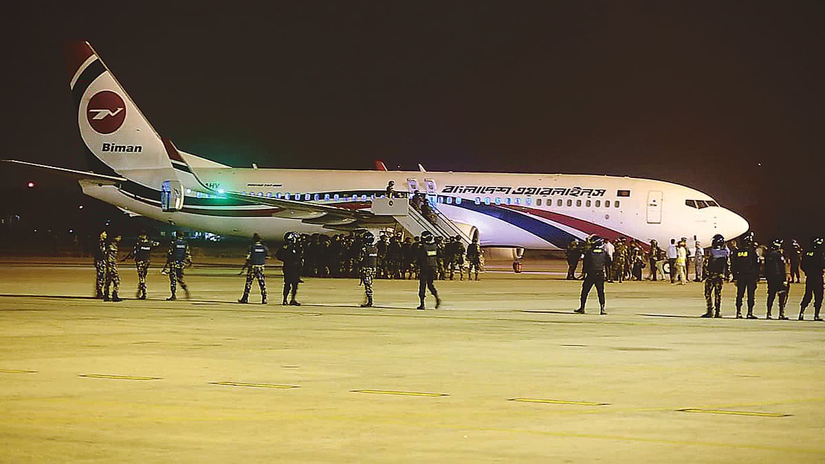 বিমান বাংলাদেশ এয়ারলাইনসের ময়ূরপঙ্খী উড়োজাহাজটি ছিনতাইয়ের চেষ্টা হয়।