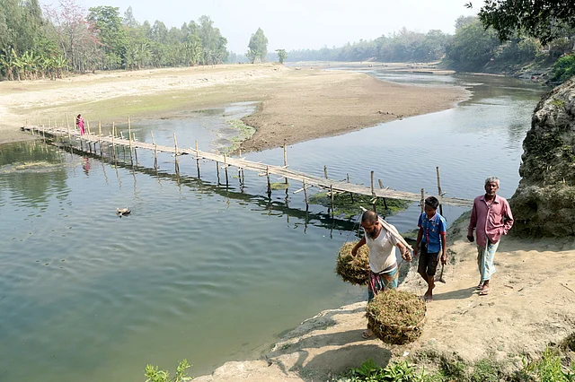 বিভিন্ন স্থানে বাঙ্গালী নদীর পানি শুকিয়ে গেছে। দেখা দিয়েছে চরের মতো জায়গা।