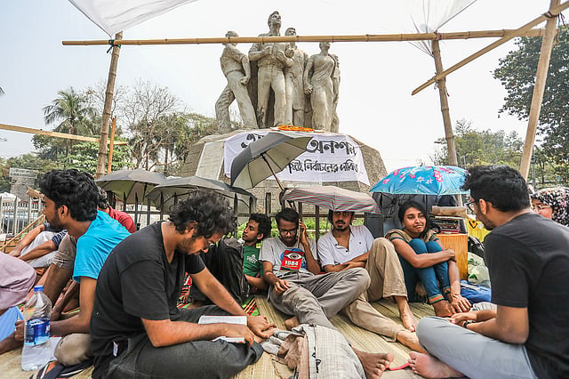 আমরণ অনশনে ঢাকা বিশ্ববিদ্যালয়ের ছয় শিক্ষার্থী।