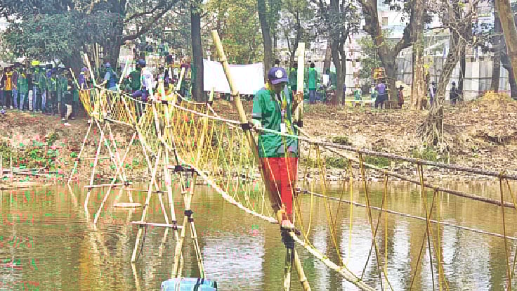 গাজীপুরের মৌচাকে দুঃসাহসিক অভিযানে স্কাউটরা। গতকাল সকালে।  ছবি: প্রথম আলো