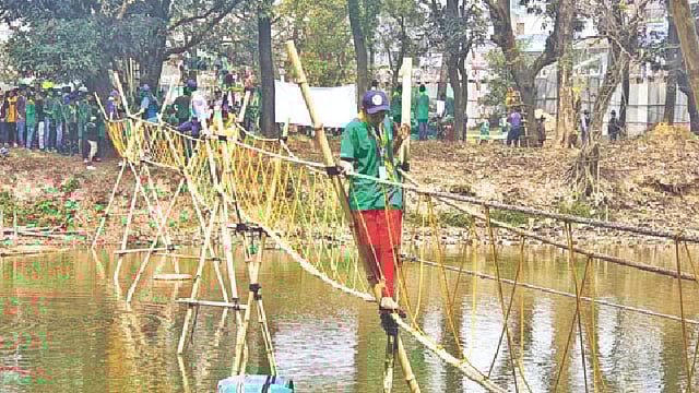 গাজীপুরের মৌচাকে দুঃসাহসিক অভিযানে স্কাউটরা। গতকাল সকালে।  ছবি: প্রথম আলো