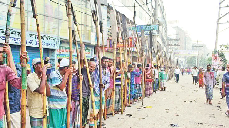 খেয়াঘাট চালু রাখার দাবিতে বইঠা হাতে মাঝিদের বিক্ষোভ। গতকাল কেরানীগঞ্জের পূর্ব আগানগর আলম মার্কেট এলাকায়।  ছবি: প্রথম আলো