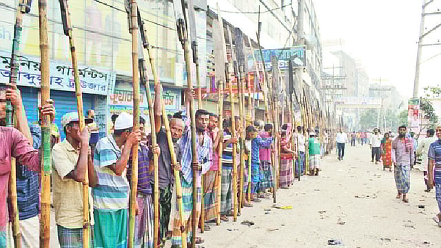 খেয়াঘাট চালু রাখার দাবিতে বইঠা হাতে মাঝিদের বিক্ষোভ। গতকাল কেরানীগঞ্জের পূর্ব আগানগর আলম মার্কেট এলাকায়।  ছবি: প্রথম আলো