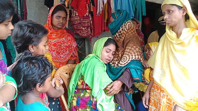 নারায়ণগঞ্জের রূপগঞ্জে নিহত ছাত্রলীগ নেতা সোহেল মিয়ার স্বজনের আহাজারি। ছবি: প্রথম আলো