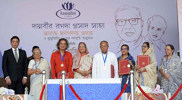 মির্জাপুরে কুমুদিনী ট্রাস্ট কমপ্লেক্সে দানবীর রণদা প্রসাদ সাহা স্মারক স্বর্ণপদক প্রদান ও কুমুদিনীর ৮৬তম বর্ষপূর্তি অনুষ্ঠানে প্রধানমন্ত্রী শেখ হাসিনার সঙ্গে পদকপ্রাপ্তরা। টাঙ্গাইল, ১৪ মার্চ। ছবি: পিআইডি