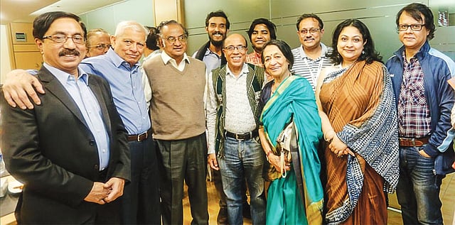 বুদ্ধদেব কন্যা মীনাক্ষী দত্ত (বাঁ েথকে পঞ্চম) ও জামাতা জ্যোতির্ময় দত্তের (বাঁ েথকে দ্বিতীয়) সঙ্গে বাংলাদেশের েলখকেরা