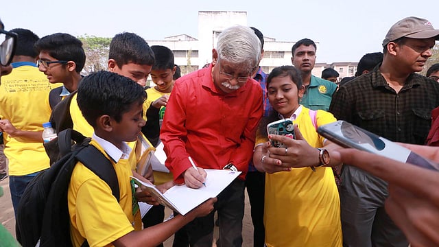 শিশু কিশোরদের অটোগ্রাফ দিচ্ছেন বাংলাদেশ ফিজিক্স অলিম্পিয়াড কমিটির জ্যেষ্ঠ সহসভাপতি অধ্যাপক মুহম্মদ জাফর ইকবাল। ছবি: আনিস মাহমুদ