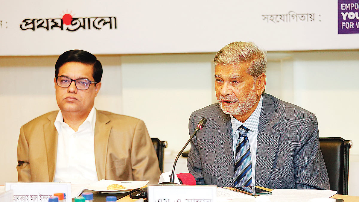 গোলটেবিল বৈঠকে বক্তব্য দেন পরিকল্পনামন্ত্রী এম এ মান্নান।  পাশে সাংসদ আবদুল্লাহ আল ইসলাম জ্যাকব। গতকাল কারওয়ান বাজারে প্রথম আলো কার্যালয়ে।  ছবি: প্রথম আলো