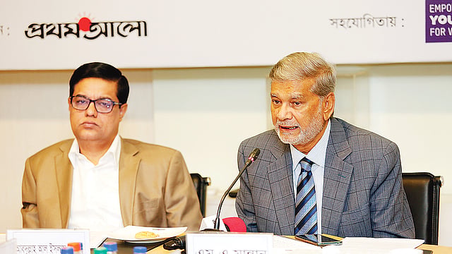 গোলটেবিল বৈঠকে বক্তব্য দেন পরিকল্পনামন্ত্রী এম এ মান্নান।  পাশে সাংসদ আবদুল্লাহ আল ইসলাম জ্যাকব। গতকাল কারওয়ান বাজারে প্রথম আলো কার্যালয়ে।  ছবি: প্রথম আলো