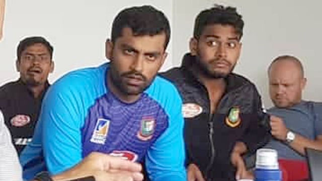 ঘটনাস্থল থেকে ফিরে এসে ড্রেসিং রুমে বসে আছেন তামিম ইকবাল। ছবি: উৎপল শুভ্র