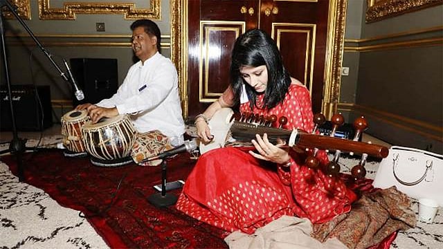 লন্ডনের কমনওয়েলথ সেক্রেটারিয়েটে সরোদ পরিবেশনা। ছবি: প্রেস বিজ্ঞপ্তি