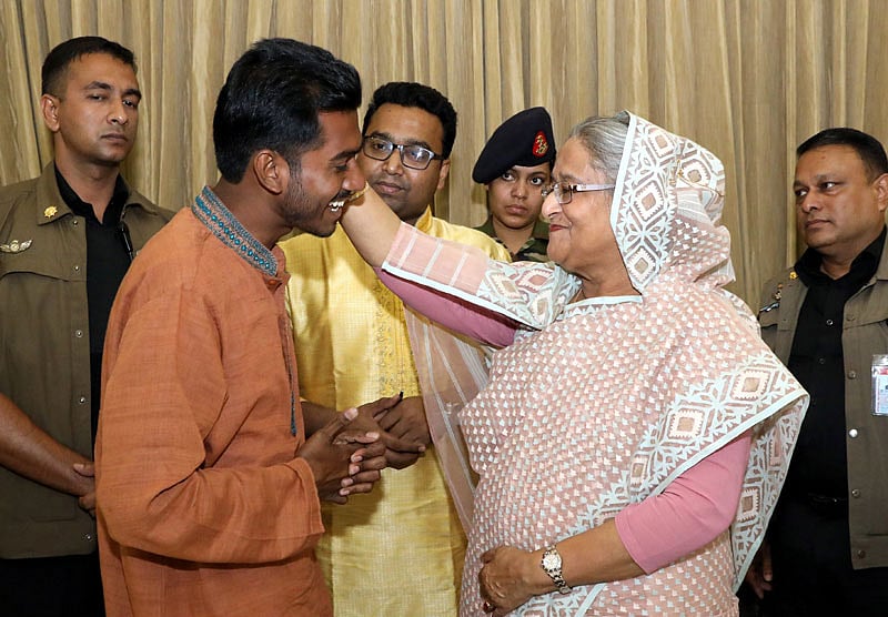 ভিপি নুরুল হকের মাথায় হাত বুলিয়ে দেন প্রধানমন্ত্রী শেখ হাসিনা। ছবি: পিএমও
