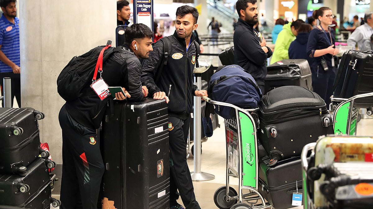 ক্রাইস্টচার্চে সন্ত্রাসী হামলার জন্য তৃতীয় টেস্ট আর মাঠে গড়ায়নি। ক্রাইস্টচার্চ বিমানবন্দরে বাংলাদেশ দলের ক্রিকেটাররা। ছবি: এএফপি