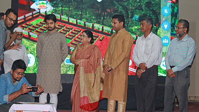 ব্রাহ্মণবাড়িয়ায় দেশে প্রথমবার দর্শনীয় স্থান নিয়ে তৈরি অগমেন্টেড রিয়েলিটিভিত্তিক অ্যাপস উদ্বোধন করে ‘আমরাই ব্রাহ্মণবাড়িয়া’ নামে একটি সংগঠন। ছবি: শাহাদৎ হোসেন