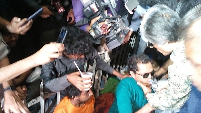 অনশনরত শিক্ষার্থীদের লাচ্ছি খাইয়ে অনশন ভাঙানো হয়। ছবি: প্রথম আলো