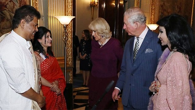 হাইকমিশনার সাইদা মুনা তাসমীন প্রিন্স চার্লস ও তাঁর স্ত্রীর সঙ্গে রাজরূপা চৌধুরী ও ওস্তাদ ইউসুফ আলী খানকে পরিচয় করিয়ে দিচ্ছেন। ছবি: প্রেস বিজ্ঞপ্তি
