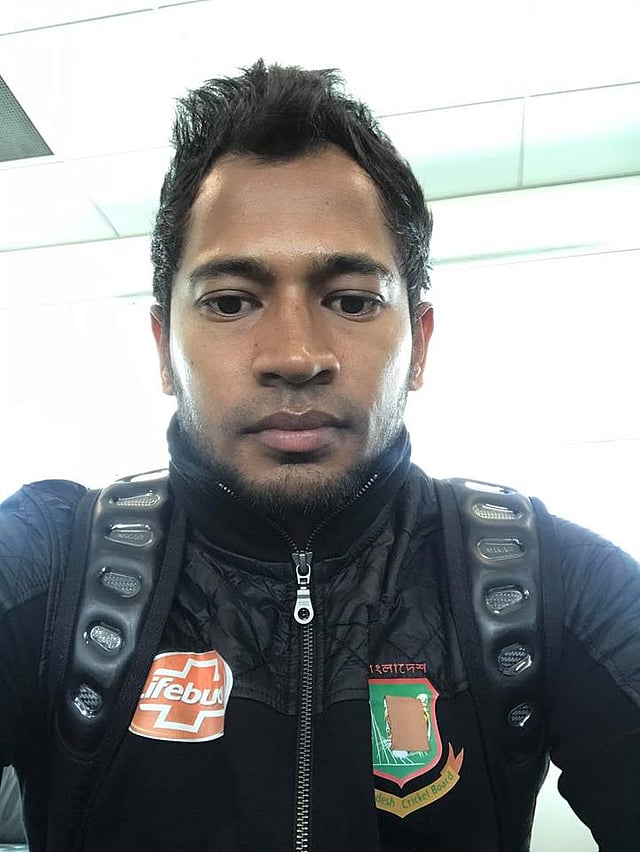 বিমানবন্দরে পৌঁছে নিজের ফেসবুক পেজে ছবি আপলোড করেন মুশফিকুর রহিম। লেখেন, ‘আলহামদুলিল্লাহ...ইনশাল্লাহ শেষ পর্যন্ত বাড়ি যাওয়ার সময় হয়েছে।’