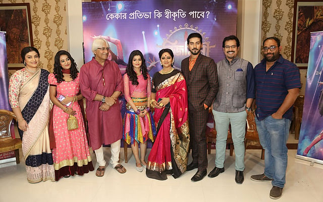 ‘বিজয়িনী’ সিরিয়ালের প্রচার শুরু উপলক্ষে আয়োজিত অনুষ্ঠানে শিল্পী ও কলাকুশলীরা