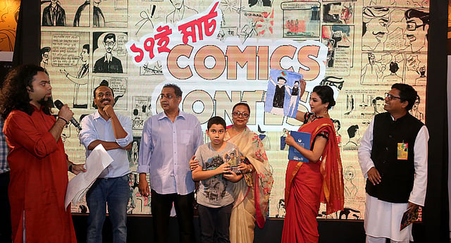 পুরস্কার বিতরণ করেন অভিনেত্রী জয়া আহসান ও ডাক, টেলিযোগাযোগ ও তথ্য প্রযুক্তি প্রতিমন্ত্রী জুনাইদ আহমেদ পলক। ছবি: সিআরআই