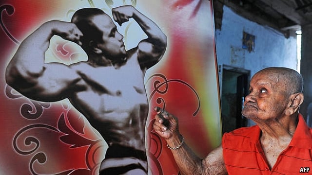 জীবন সায়াহ্নে দাঁড়িয়ে অতীতচারী হয়ে পড়েছিলেন মনোহর আইচ। ছবি: এএফপি