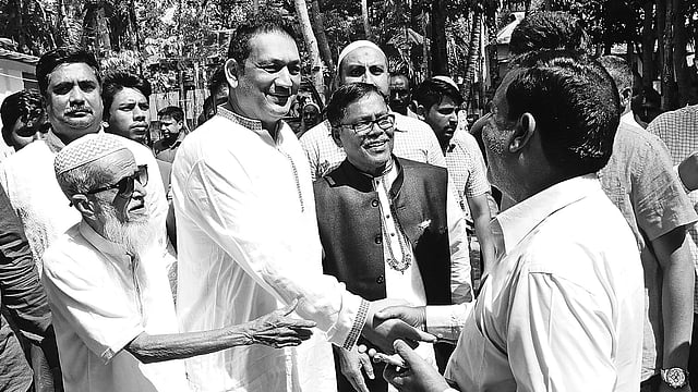 ফরিদপুরের নগরকান্দার মনোহরপুর এলাকায় গতকাল নৌকার পক্ষে প্রচারণা চালান আয়মন আকবর চৌধুরী। পরে তিনি ঢাকায় ফিরে যান।  ছবি: প্রথম আলো