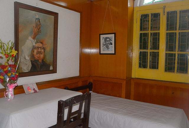 বঙ্গবন্ধুর স্মৃতিঘেরা ২৪ নম্বর কক্ষে বঙ্গবন্ধুর ব্যবহৃত আসবাব, বইপুস্তক। ছবি: ভাস্কর মুখার্জী