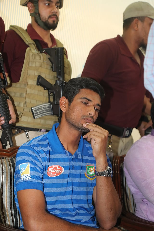 বিষণ্ন মুখে বিমানবন্দরে সংবাদ সম্মেলনে মাহমুদউল্লাহ। ছবি: প্রথম আলো