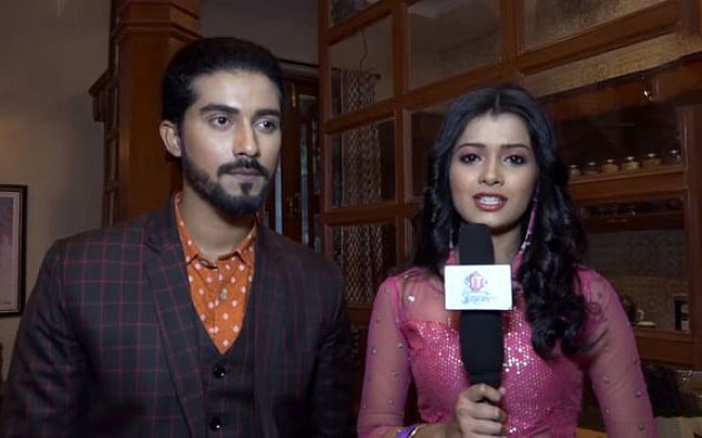 ‘বিজয়িনী’ সিরিয়ালের প্রচারণা উপলক্ষে আয়োজিত অনুষ্ঠানে ইমতিয়াজ হক ও লেখা চ্যাটার্জি। ছবি: ইউটিউব থেকে নেওয়া